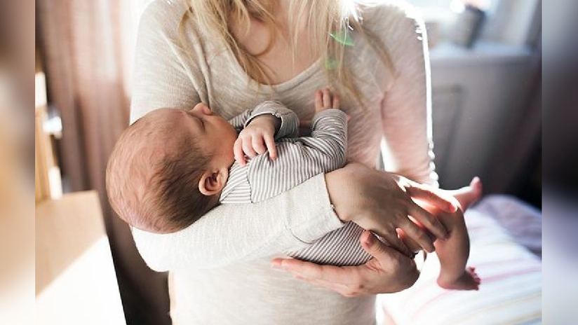 Sueños reveladores: mujer con bebé en brazos