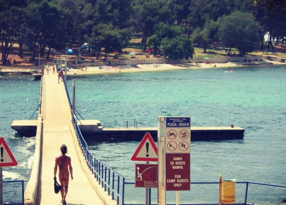 Sumérgete en la libertad: experiencia nudista en el lago