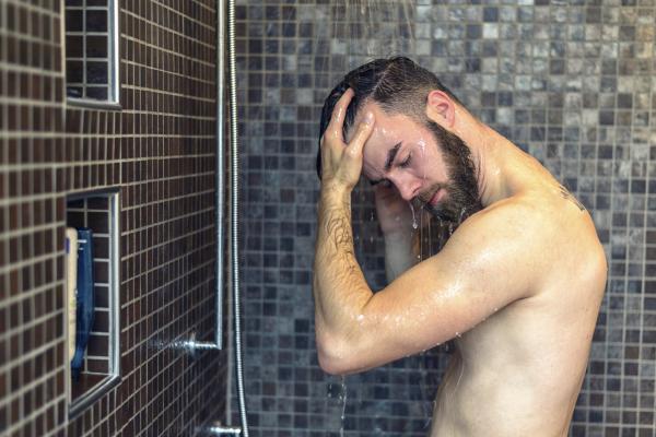 ¿Te da sueño después de bañarte en la mañana? Descubre la razón