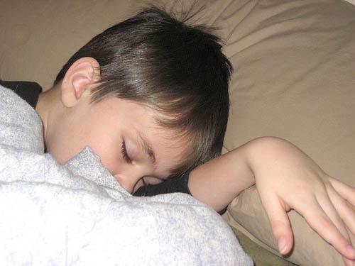 Triste realidad: niños durmiendo solos sin compañía