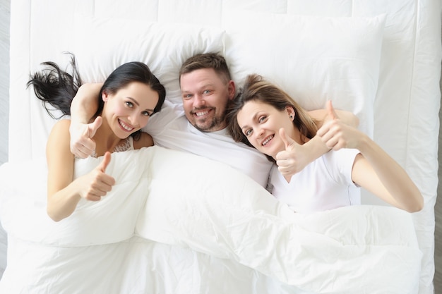 Un sueño inquietante: dos mujeres y un hombre en la cama
