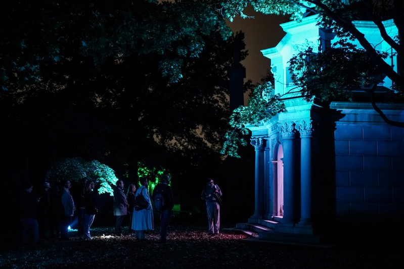 Visión nocturna: En el cementerio con mi familia